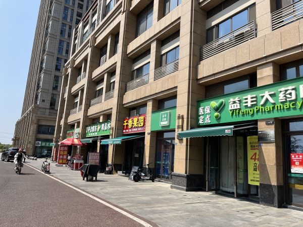 房东直租（同济医院对面）健康新天地商业步行街一楼头铺电梯处