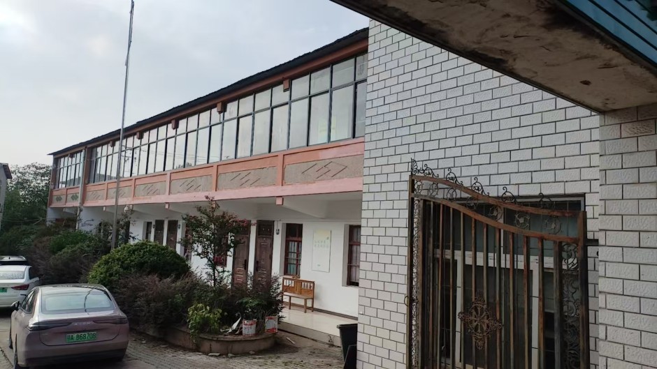 光谷九峰石门峰路（原九峰新跃村小学），适宜办公、住宿二层砖混房屋、钢构厂房，大型停车场、空场地房东直租
