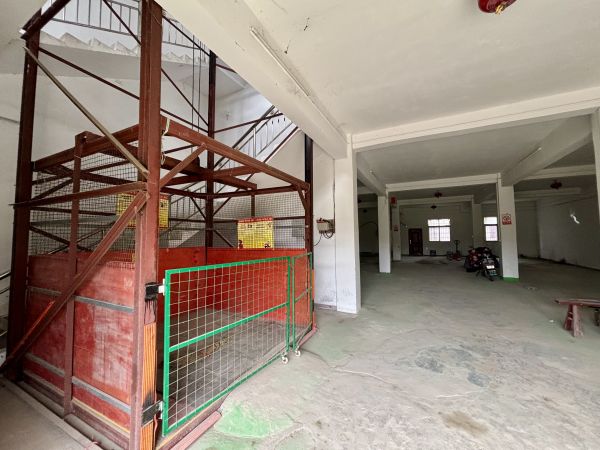 房东直租800平钢构三层带货梯送200平空地低价